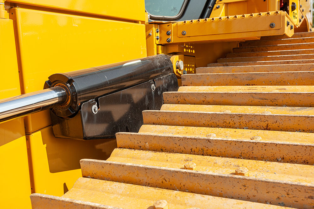 Hydraulic blade cylinder on a Cat track machine